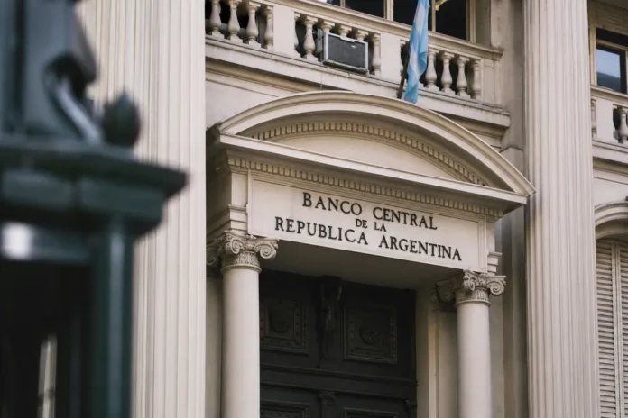 El BCRA compra menos dólares en mayo pese a que el agro liquida más