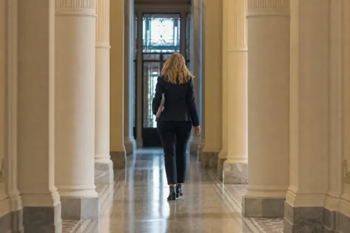 La participación de las mujeres en cargos jerárquicos del Estado cayó del 39% al 22%